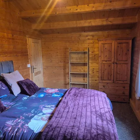 Chalet Close To Heathrow T5, Windsor Castle, Legoland, Thorpe Park, With Off Road Parking, Free Wifi, Private Garden, Spacious & Fully Equipped, Cozy Wood Burner & Comfy Sofa, Ideal For Exploring London With Trains To Waterloo, A Beautiful Unique Ret Colnbrook Exterior photo