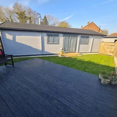 Chalet Close To Heathrow T5, Windsor Castle, Legoland, Thorpe Park, With Off Road Parking, Free Wifi, Private Garden, Spacious & Fully Equipped, Cozy Wood Burner & Comfy Sofa, Ideal For Exploring London With Trains To Waterloo, A Beautiful Unique Ret Colnbrook Exterior photo