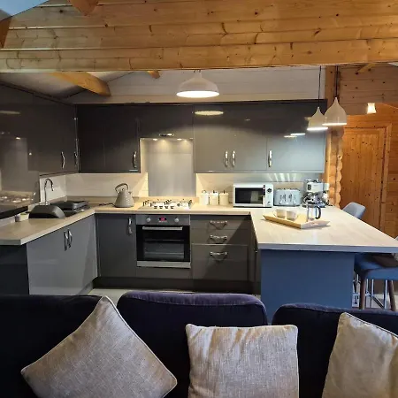 Chalet Close To Heathrow T5, Windsor Castle, Legoland, Thorpe Park, With Off Road Parking, Free Wifi, Private Garden, Spacious & Fully Equipped, Cozy Wood Burner & Comfy Sofa, Ideal For Exploring London With Trains To Waterloo, A Beautiful Unique Ret Colnbrook Exterior photo