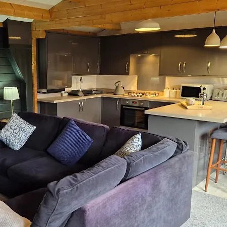 Chalet Close To Heathrow T5, Windsor Castle, Legoland, Thorpe Park, With Off Road Parking, Free Wifi, Private Garden, Spacious & Fully Equipped, Cozy Wood Burner & Comfy Sofa, Ideal For Exploring London With Trains To Waterloo, A Beautiful Unique Ret Colnbrook Exterior photo
