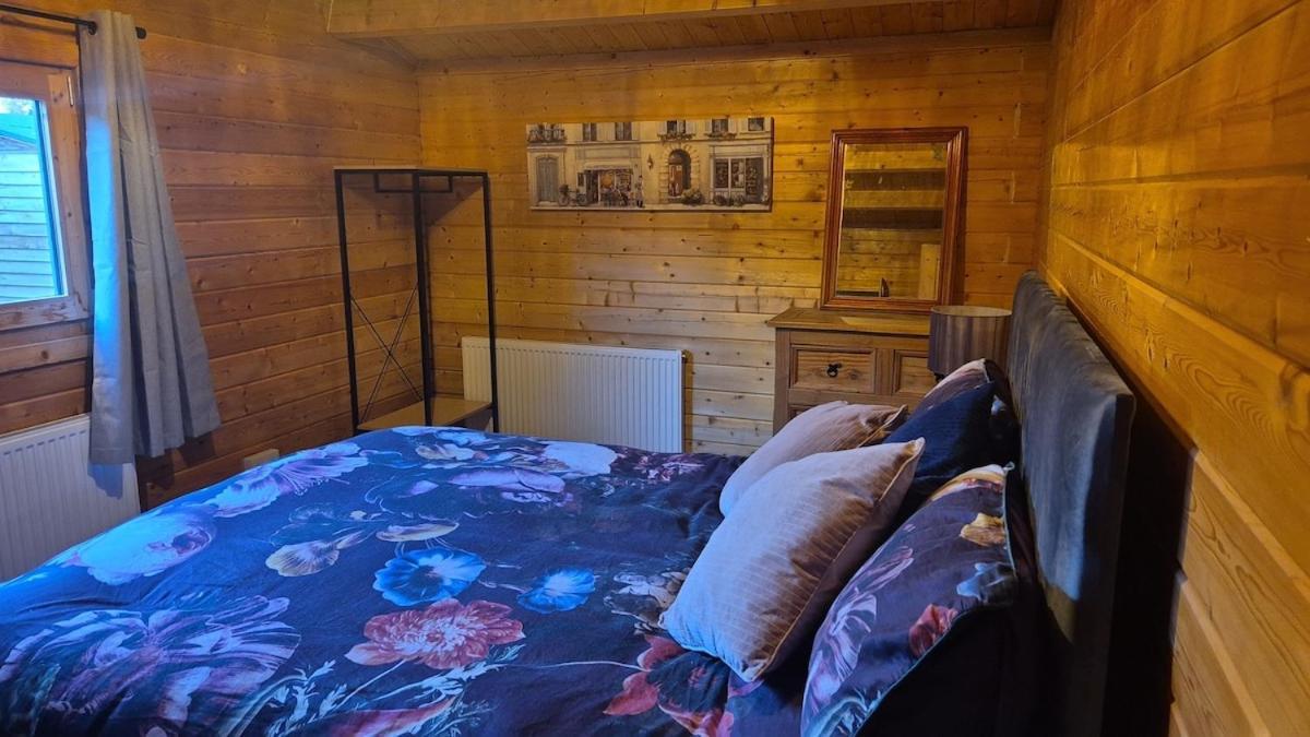 Ferienhaus Close To Heathrow T5, Windsor Castle, Legoland, Thorpe Park, With Off Road Parking, Free Wifi, Private Garden, Spacious & Fully Equipped, Cozy Wood Burner & Comfy Sofa, Ideal For Exploring London With Trains To Waterloo, A Beautiful Unique Ret *