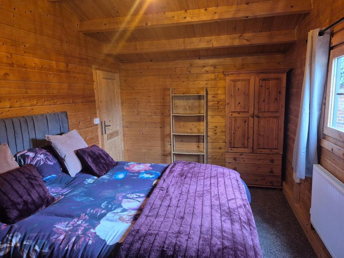 Close To Heathrow T5, Windsor Castle, Legoland, Thorpe Park, With Off Road Parking, Free Wifi, Private Garden, Spacious & Fully Equipped, Cozy Wood Burner & Comfy Sofa, Ideal For Exploring London With Trains To Waterloo, A Beautiful Unique Ret