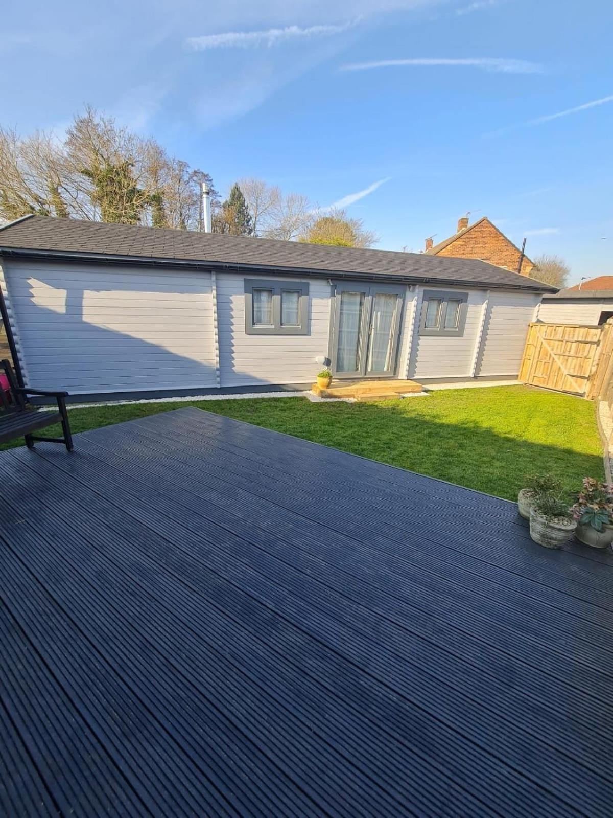 Close To Heathrow T5, Windsor Castle, Legoland, Thorpe Park, With Off Road Parking, Free Wifi, Private Garden, Spacious & Fully Equipped, Cozy Wood Burner & Comfy Sofa, Ideal For Exploring London With Trains To Waterloo, A Beautiful Unique Ret Colnbrook