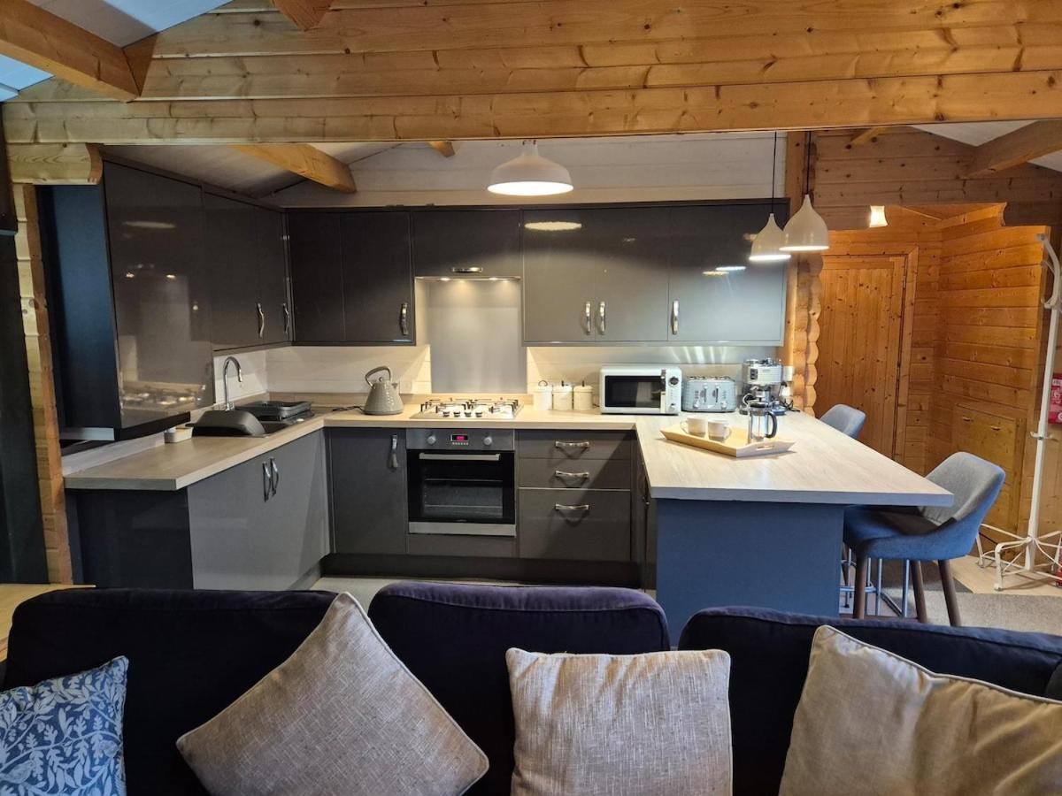 Close To Heathrow T5, Windsor Castle, Legoland, Thorpe Park, With Off Road Parking, Free Wifi, Private Garden, Spacious & Fully Equipped, Cozy Wood Burner & Comfy Sofa, Ideal For Exploring London With Trains To Waterloo, A Beautiful Unique Ret Ferienhaus