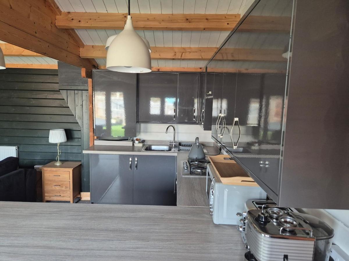 Ferienhaus Close To Heathrow T5, Windsor Castle, Legoland, Thorpe Park, With Off Road Parking, Free Wifi, Private Garden, Spacious & Fully Equipped, Cozy Wood Burner & Comfy Sofa, Ideal For Exploring London With Trains To Waterloo, A Beautiful Unique Ret *