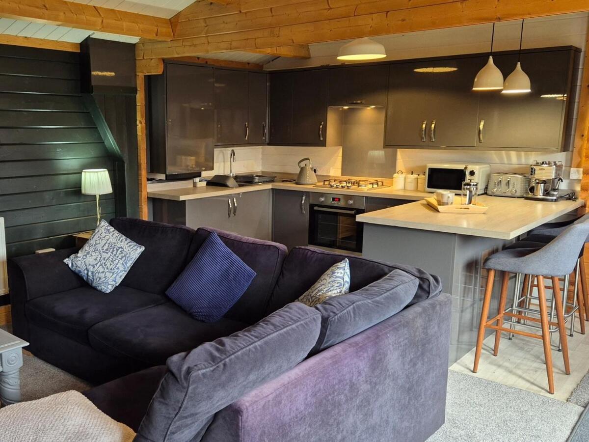 Close To Heathrow T5, Windsor Castle, Legoland, Thorpe Park, With Off Road Parking, Free Wifi, Private Garden, Spacious & Fully Equipped, Cozy Wood Burner & Comfy Sofa, Ideal For Exploring London With Trains To Waterloo, A Beautiful Unique Ret *