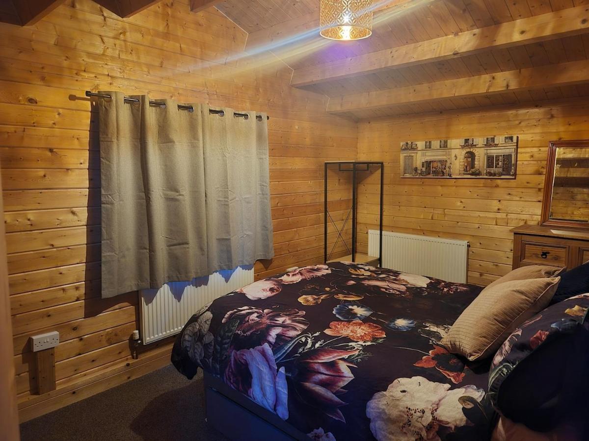 Ferienhaus Close To Heathrow T5, Windsor Castle, Legoland, Thorpe Park, With Off Road Parking, Free Wifi, Private Garden, Spacious & Fully Equipped, Cozy Wood Burner & Comfy Sofa, Ideal For Exploring London With Trains To Waterloo, A Beautiful Unique Ret *