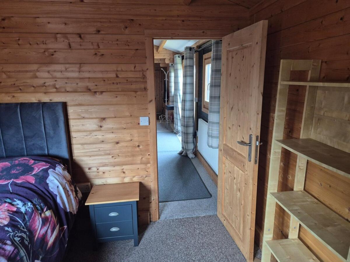 Close To Heathrow T5, Windsor Castle, Legoland, Thorpe Park, With Off Road Parking, Free Wifi, Private Garden, Spacious & Fully Equipped, Cozy Wood Burner & Comfy Sofa, Ideal For Exploring London With Trains To Waterloo, A Beautiful Unique Ret Colnbrook