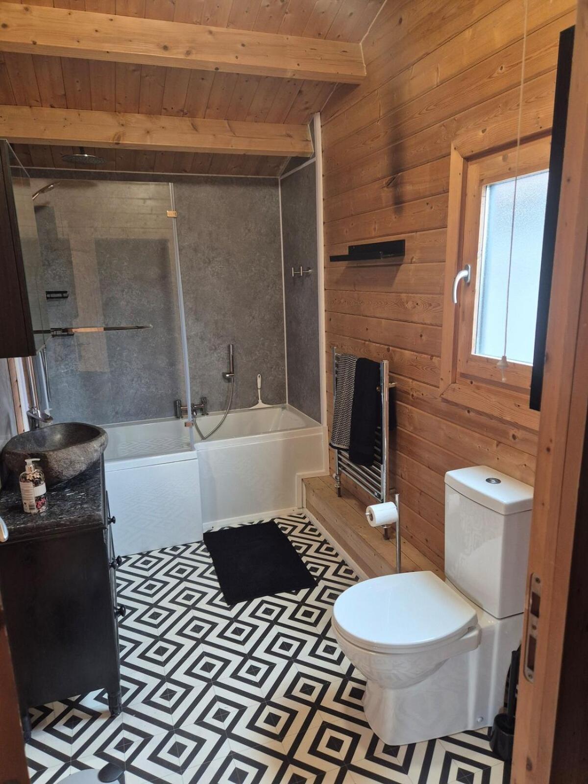 Ferienhaus Close To Heathrow T5, Windsor Castle, Legoland, Thorpe Park, With Off Road Parking, Free Wifi, Private Garden, Spacious & Fully Equipped, Cozy Wood Burner & Comfy Sofa, Ideal For Exploring London With Trains To Waterloo, A Beautiful Unique Ret