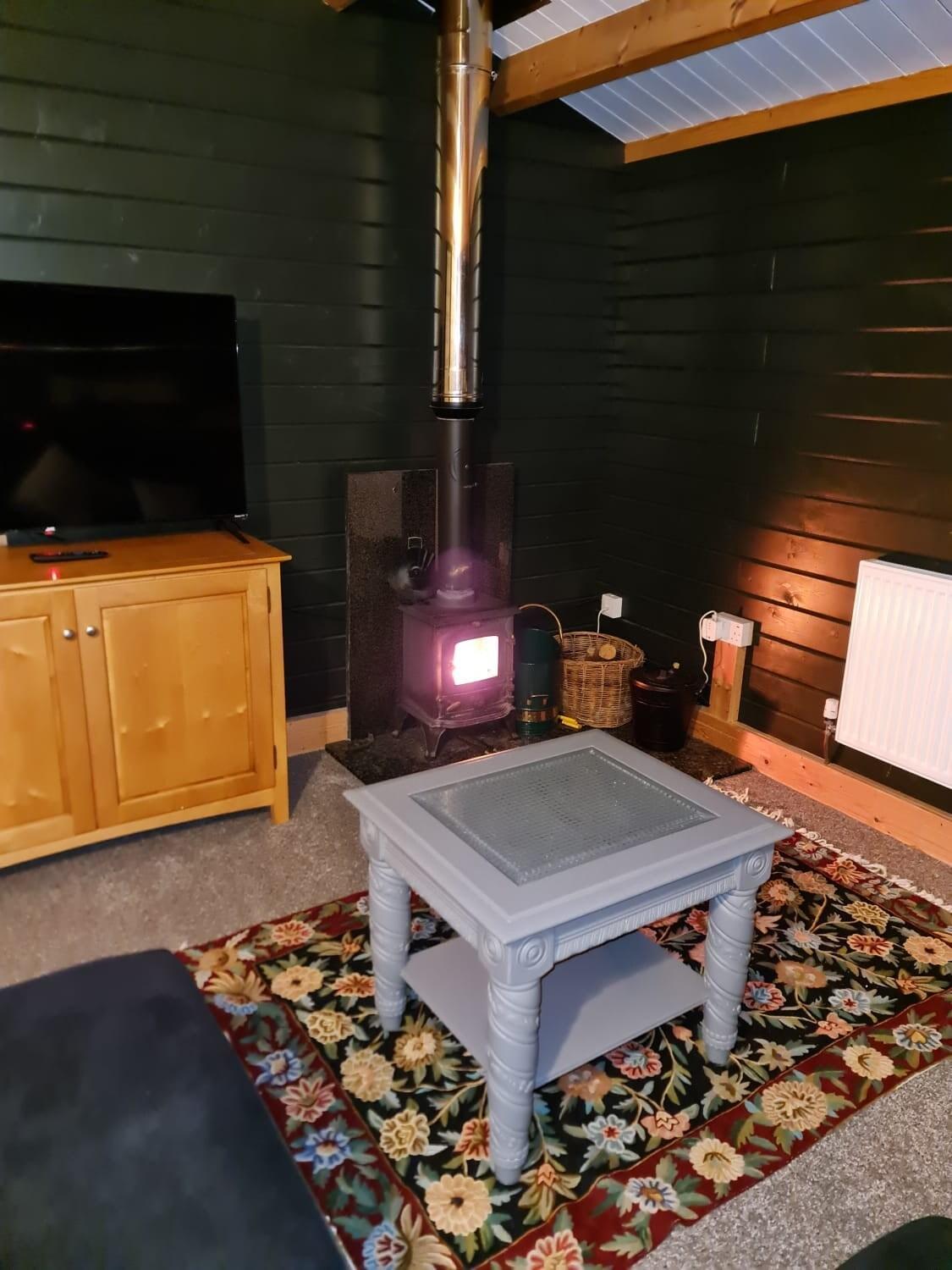Close To Heathrow T5, Windsor Castle, Legoland, Thorpe Park, With Off Road Parking, Free Wifi, Private Garden, Spacious & Fully Equipped, Cozy Wood Burner & Comfy Sofa, Ideal For Exploring London With Trains To Waterloo, A Beautiful Unique Ret *