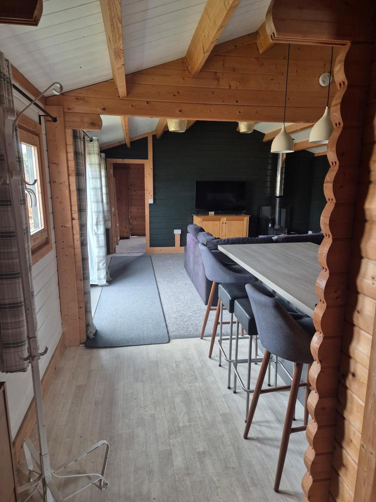 Close To Heathrow T5, Windsor Castle, Legoland, Thorpe Park, With Off Road Parking, Free Wifi, Private Garden, Spacious & Fully Equipped, Cozy Wood Burner & Comfy Sofa, Ideal For Exploring London With Trains To Waterloo, A Beautiful Unique Ret Ferienhaus *