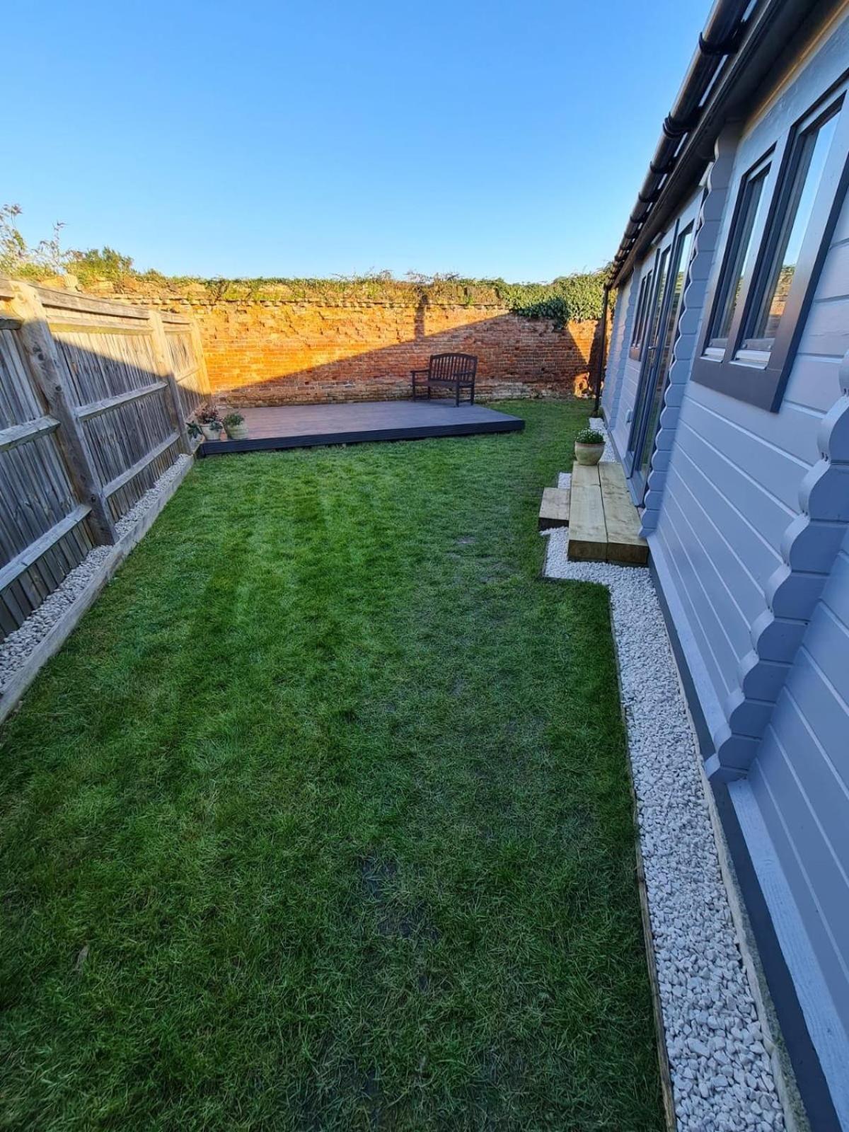 Close To Heathrow T5, Windsor Castle, Legoland, Thorpe Park, With Off Road Parking, Free Wifi, Private Garden, Spacious & Fully Equipped, Cozy Wood Burner & Comfy Sofa, Ideal For Exploring London With Trains To Waterloo, A Beautiful Unique Ret Ferienhaus