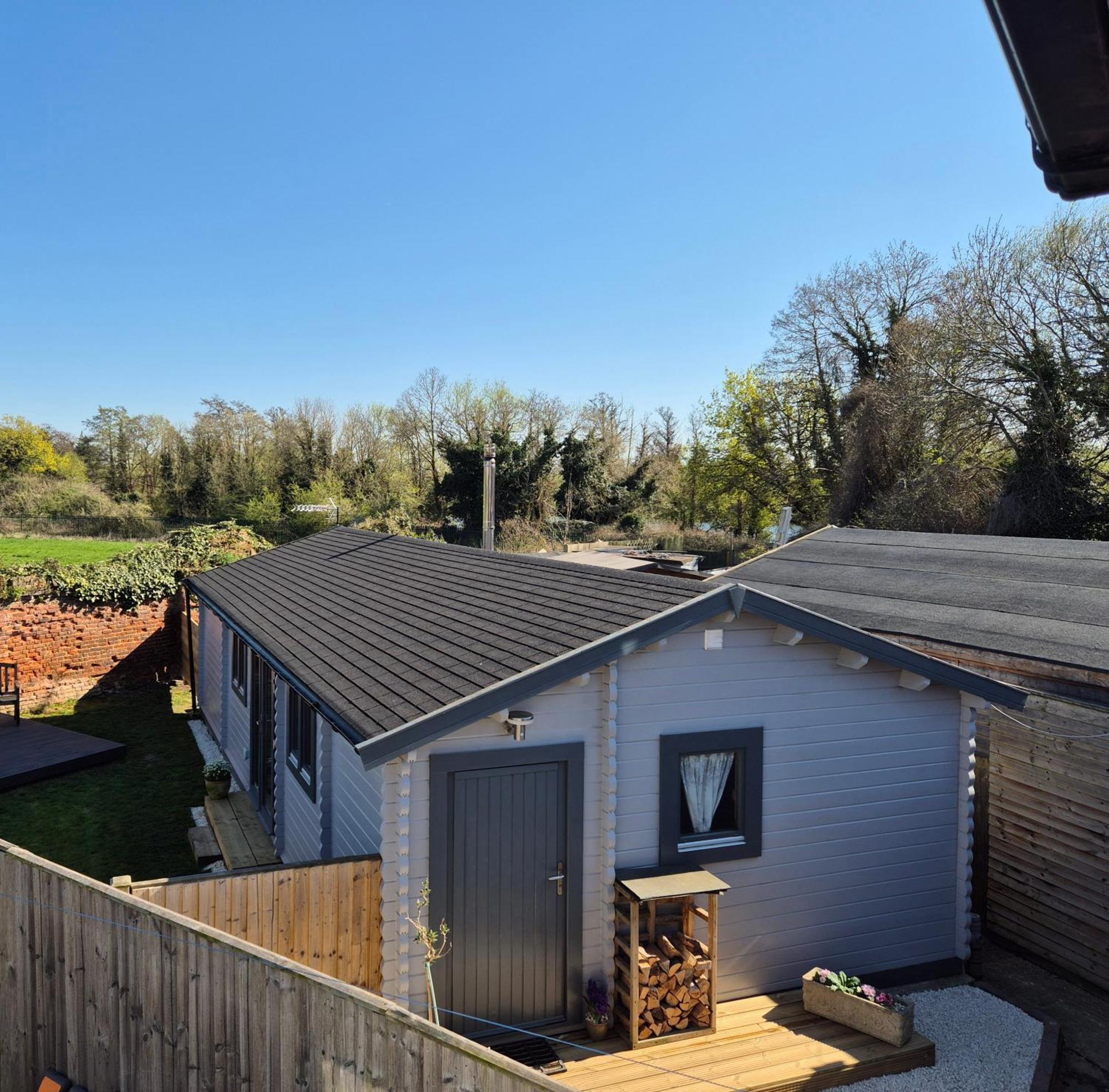 Close To Heathrow T5, Windsor Castle, Legoland, Thorpe Park, With Off Road Parking, Free Wifi, Private Garden, Spacious & Fully Equipped, Cozy Wood Burner & Comfy Sofa, Ideal For Exploring London With Trains To Waterloo, A Beautiful Unique Ret Colnbrook